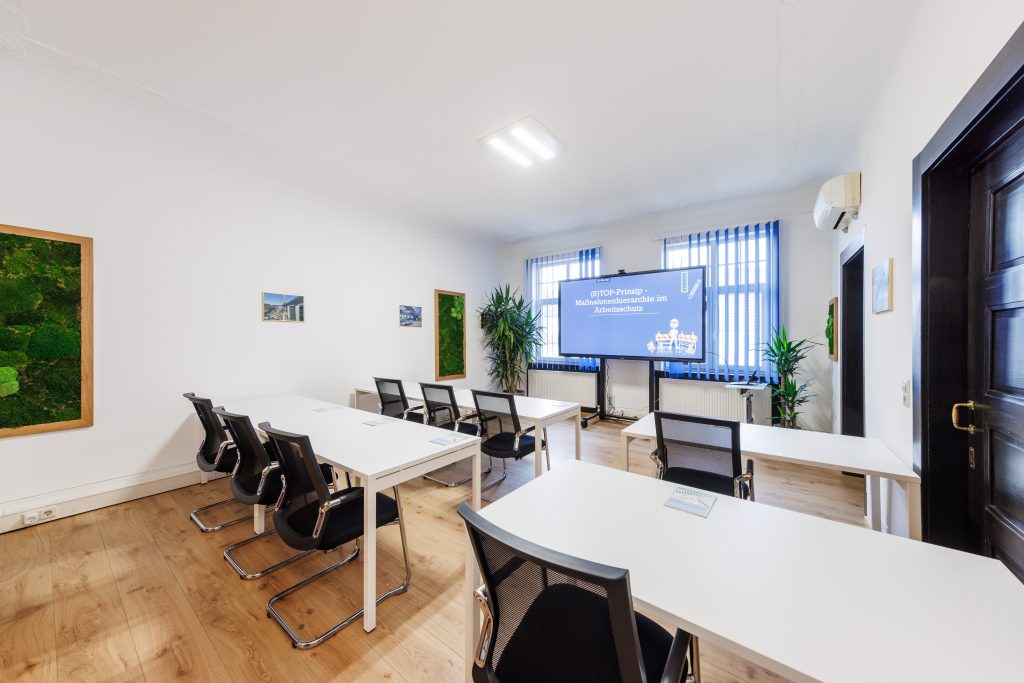 Seminarraum für die SiGeKo-Ausbildung mit Präsentation zum Arbeitsschutz