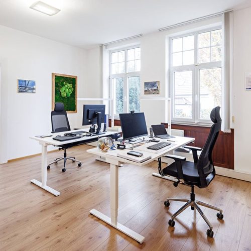 Modernes Ingenieurbüro für Arbeitssicherheit mit ergonomischen Arbeitsplätzen. | Quelle: Arbeitssicherheit Vaihingen an der Enz